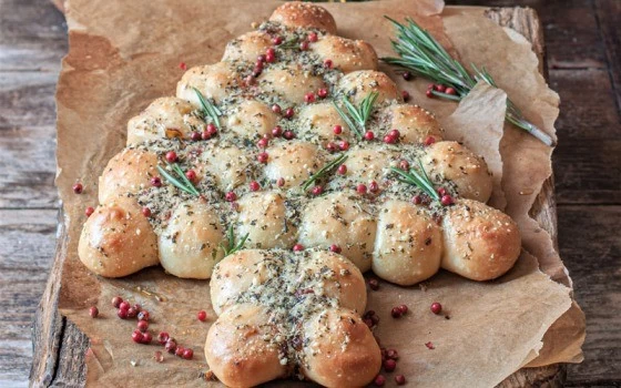 Albero di Natale con palline farcite di Caciottella