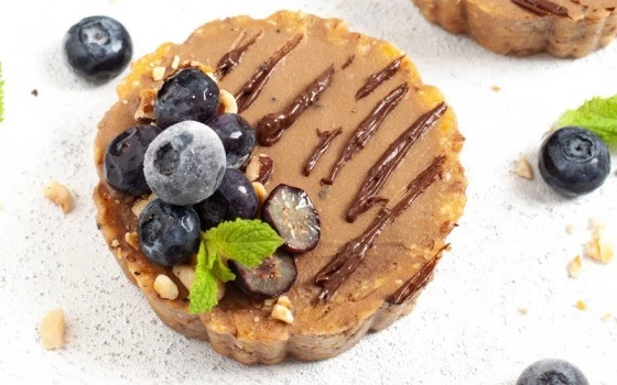 Crostatine senza cottura con crema alla robiola di capra, cioccolato e avocado